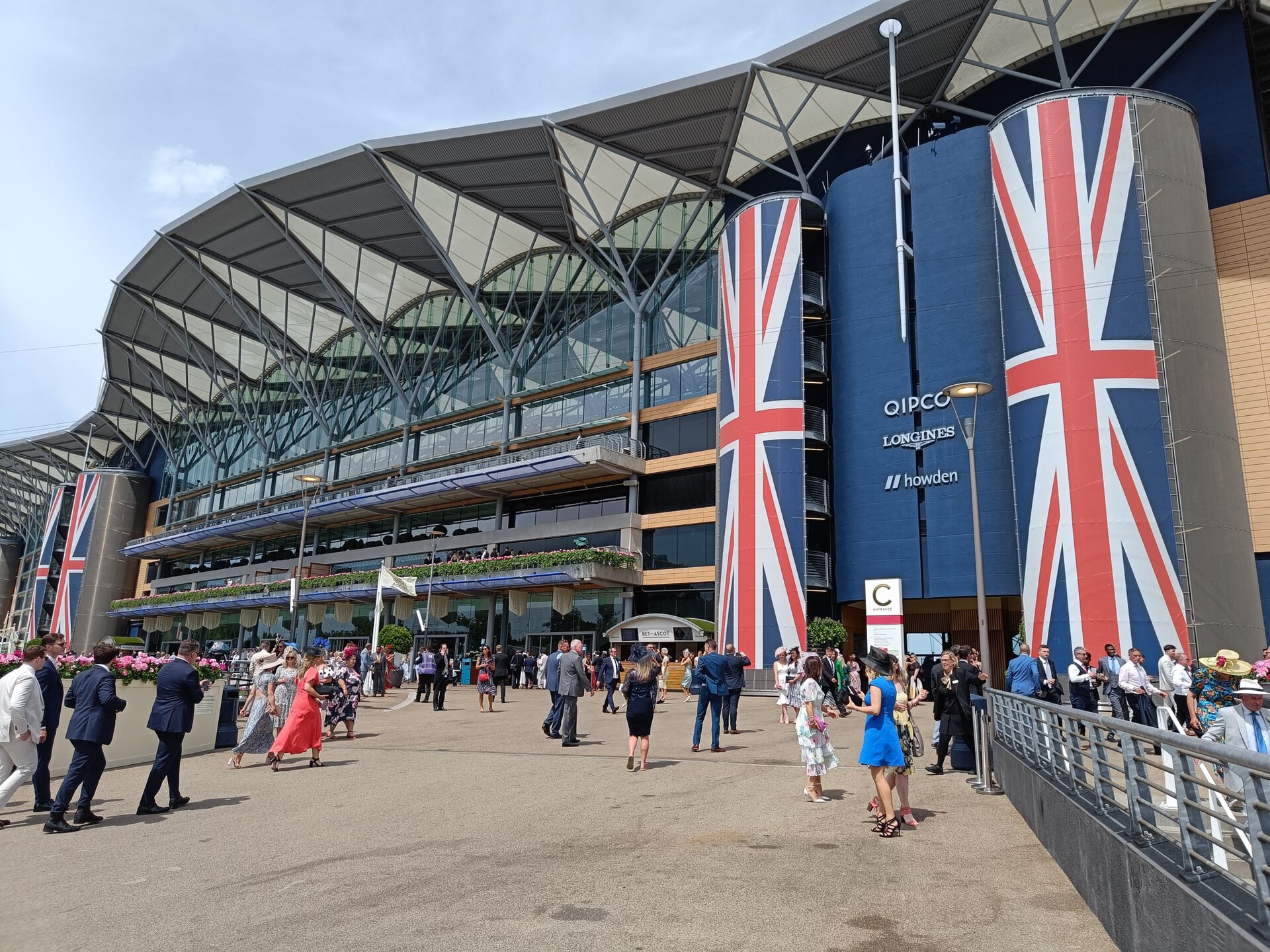 Royal Ascot at Ascot Racecourse, Berkshire - Sport chauffeur hire from K2.